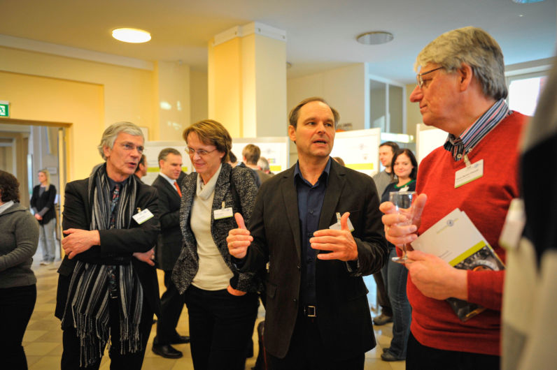  Personen im Gespräch bei Begehung