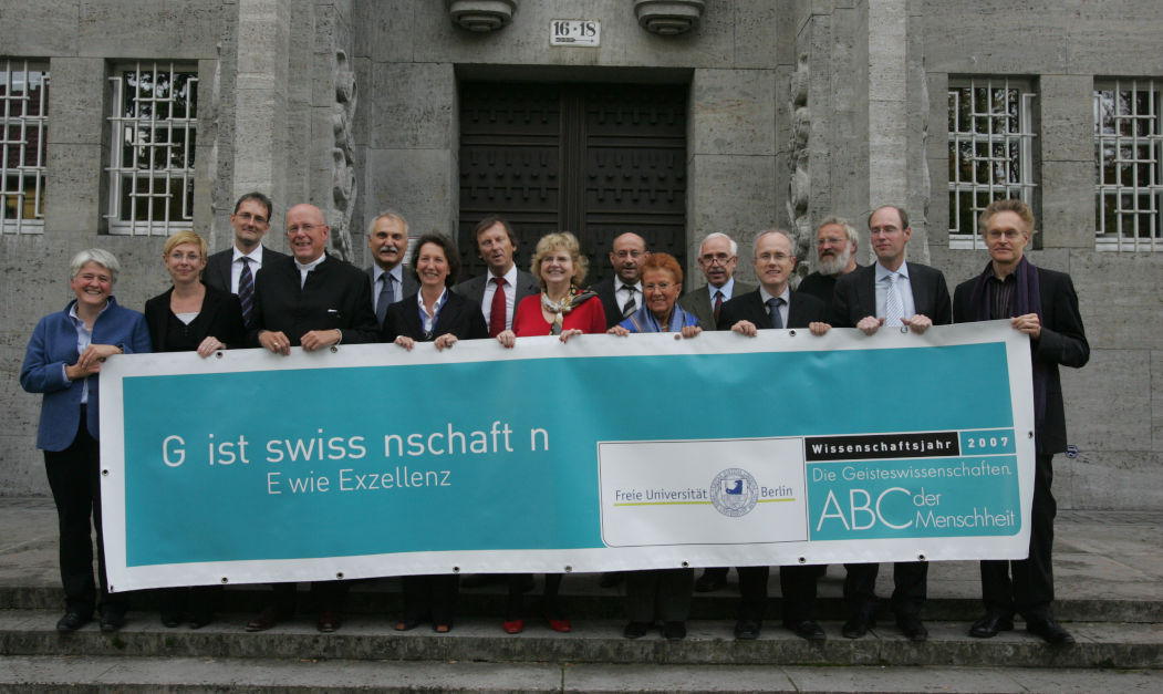  Angehörige des Präsidialamts mit Poster-Banner