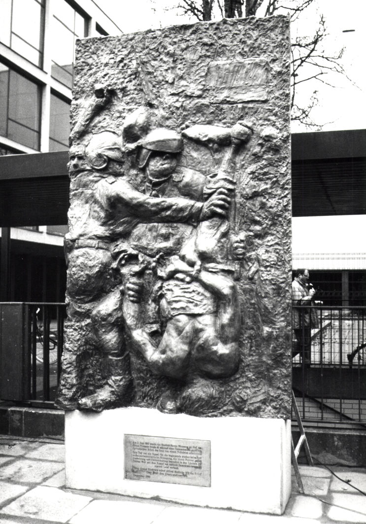 Relief "Der Tod des Demonstranten"