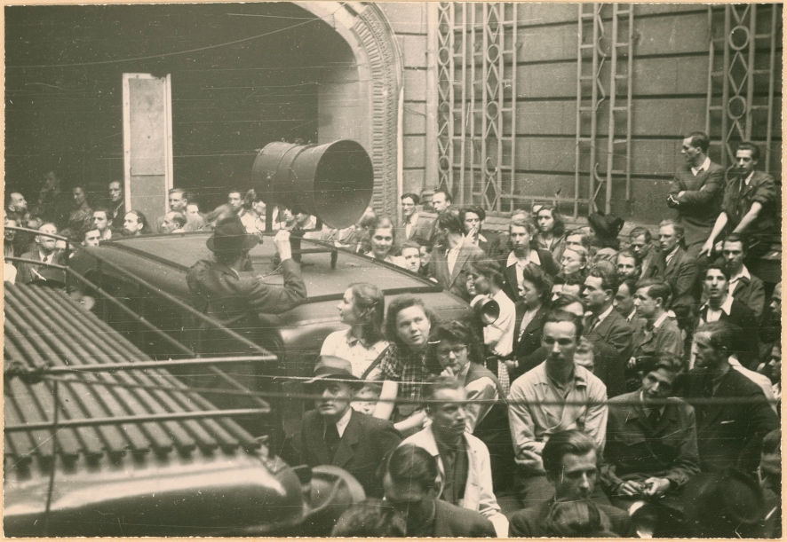 Lautsprecherwagen auf der Protestversammlung am Hotel Esplanade