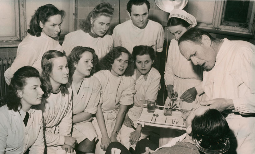 Zahnmedizinische Untersuchung mit Studierenden