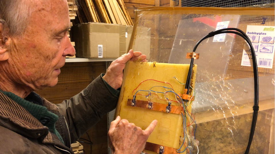 Dr. Menzel zeigt für seine Forschung genutzte und gebaute Apparatur