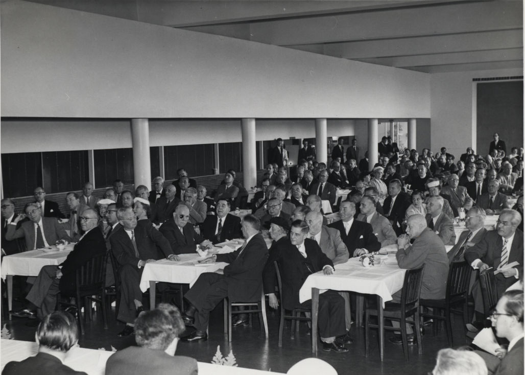 Mitglieder der Ernst-Reuter-Gesellschaft in der Mensa