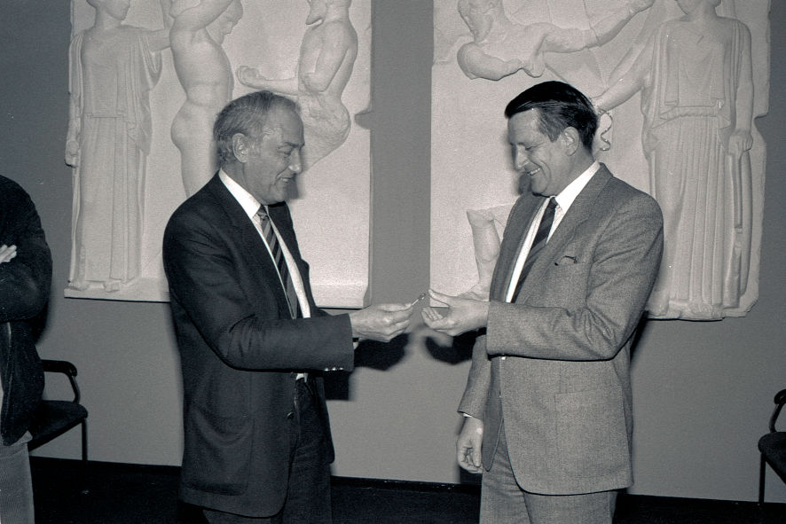 Eberhard Lämmert übergibt den schlüssel für das Präsidialamt