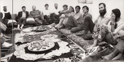 Sitzgruppe bei Ausgrabung mit Dr. Eva Strommenger-Nagel