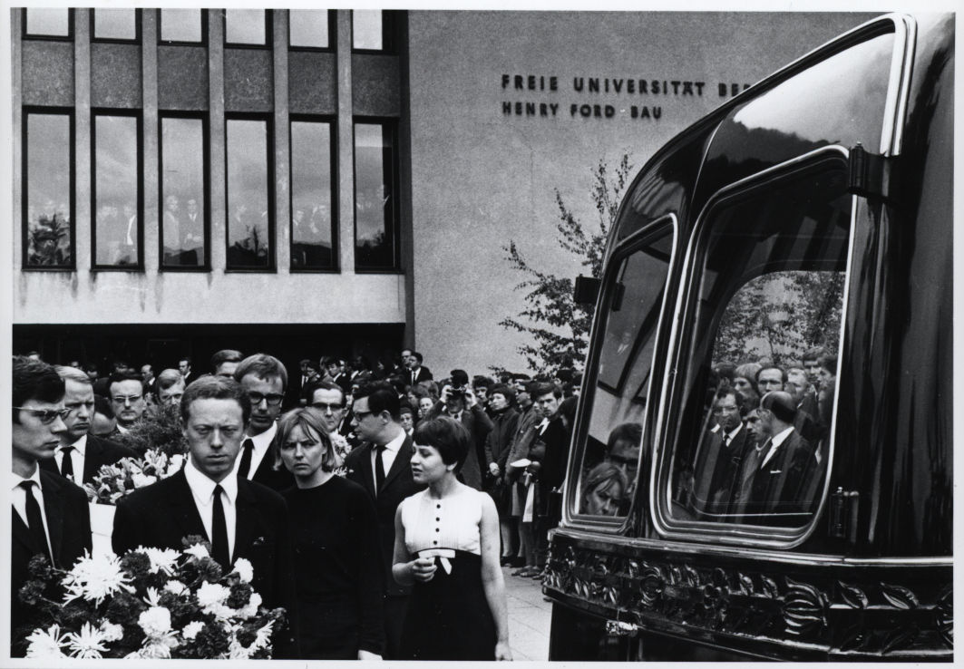 Trauerzug mit dem sarg von Benno Ohnesorg formiert sich vor dem Henry-Ford-Bau