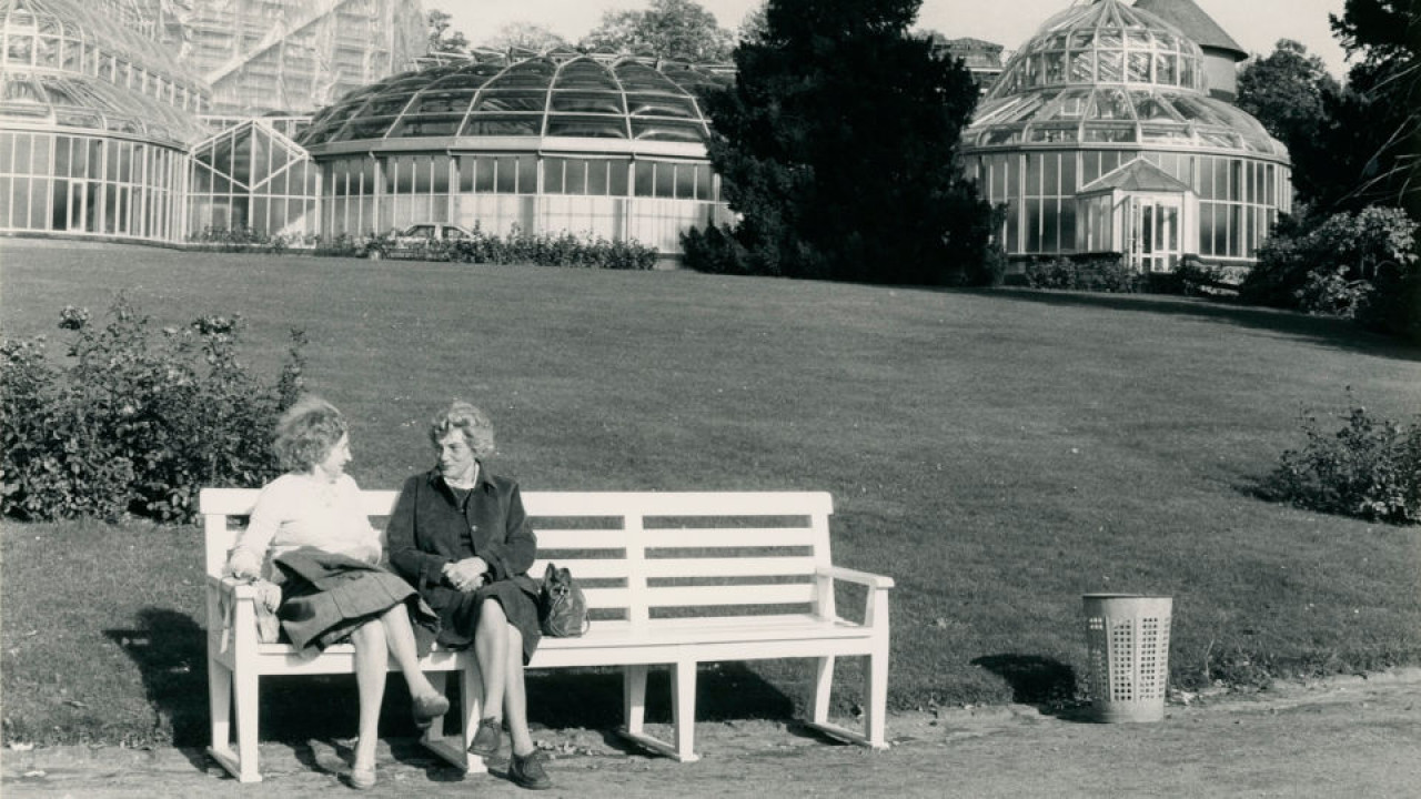 Botanischer Garten der Freien Universität Berlin mit Tropenhaus im Hintergrund