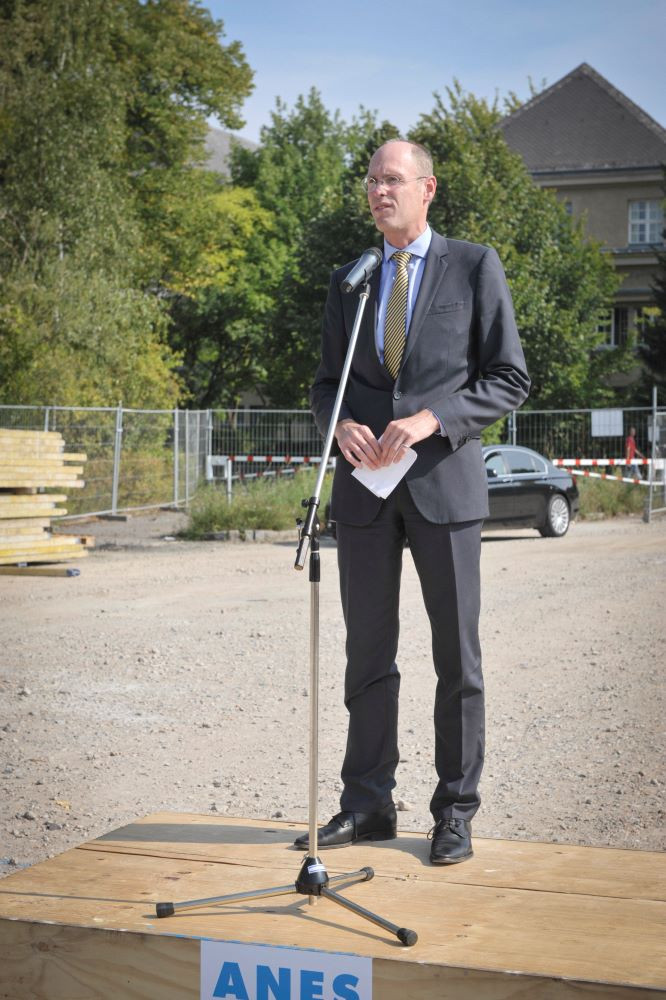 Prof. Dr. Peter-André Alt bei der Grundsteinlegung der Holzlaube