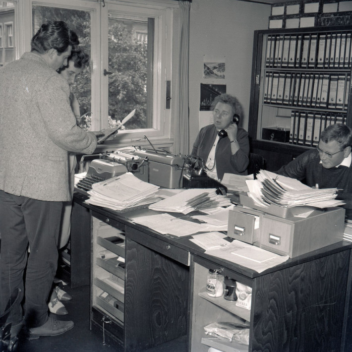  Mitarbeiter*innen der FU im Büro