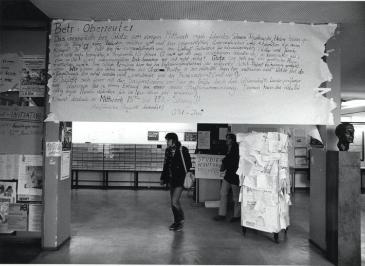 Protest-Banner gegen Prof. Heinrich Oberreuter