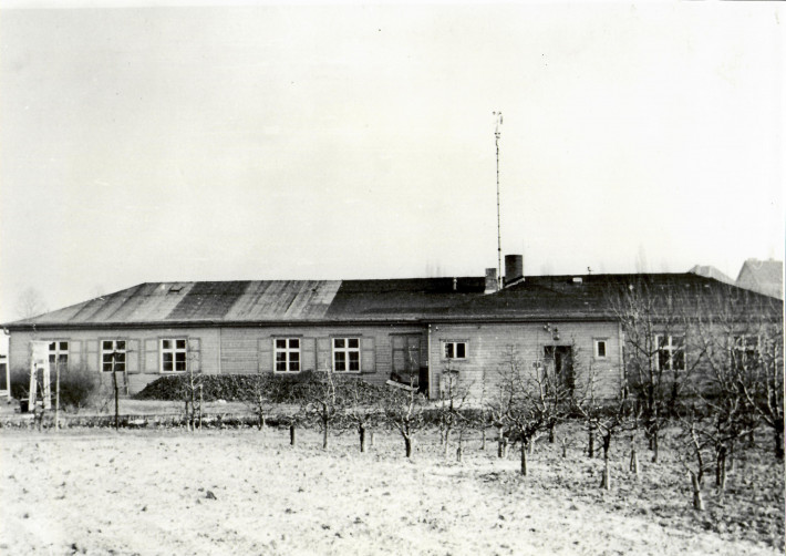 Erster Standort der Meteorologie der Freien Universität, eine Holzbarracke auf einer Obstwiese in Dahlem