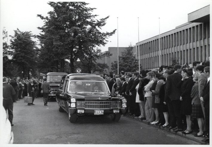 Der Trauerzug mit dem Sarg von Benno Ohnesorg formiert sich
