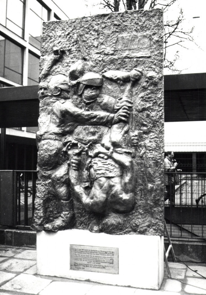 Relief "Der Tod des Demonstranten"