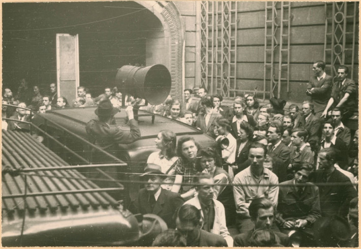 Lautsprecherwagen auf der Protestversammlung am Hotel Esplanade