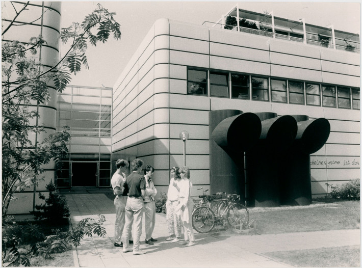 Arnimallee 14 - Fachbereich Physik (Außenansicht)