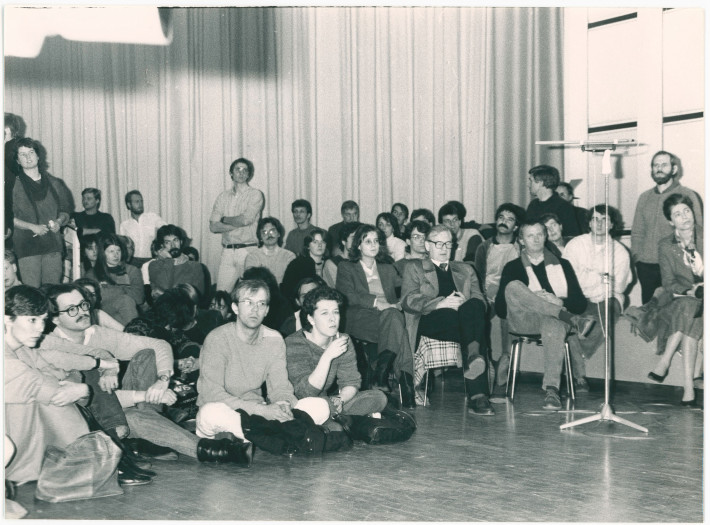 Studierende auf einer Veranstaltung