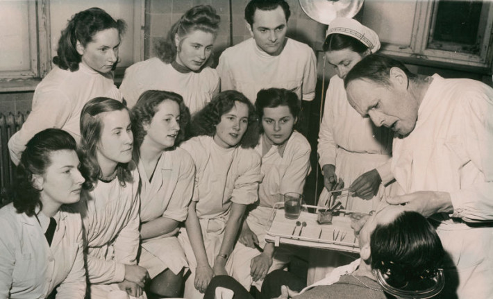 Zahnmedizinische Untersuchung mit Studierenden