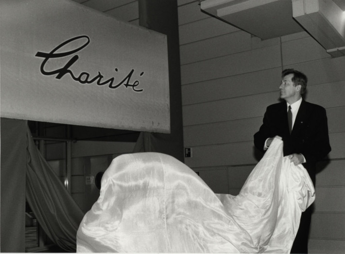  Eberhard Diepgen enthüllt neues Logo der Charité, Januar 1998