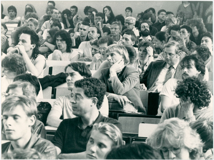  Mitarbeiter*innen im Vorlesungssaal