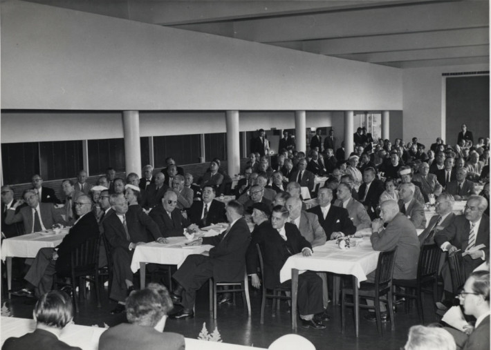 Mitglieder der Ernst-Reuter-Gesellschaft in der Mensa