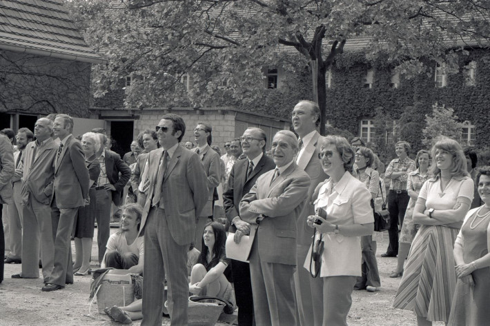 Deckenfestes auf dem Hof vor dem neuen Erweiterungsbau der Universitätsbibliothek