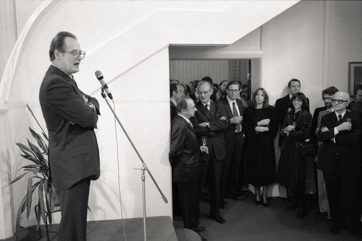 Dr. Peter Glotz hält eine Rede vor Universitätsangehörigen