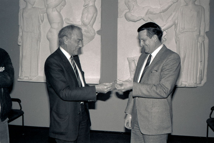 Eberhard Lämmert übergibt den schlüssel für das Präsidialamt