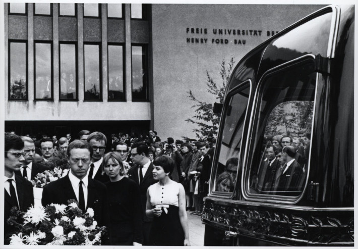 Trauerzug mit dem sarg von Benno Ohnesorg formiert sich vor dem Henry-Ford-Bau