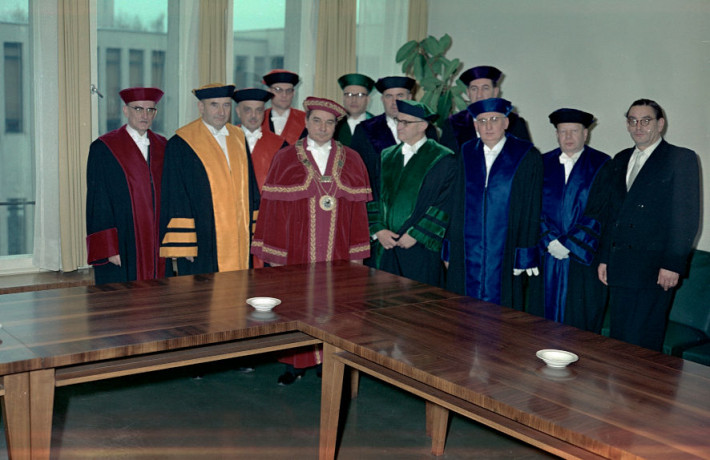 Gruppenaufnahme von Professoren in Talaren, Juni 1961